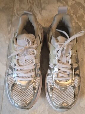 Nike Women's White and Silver Mesh Athletic Sneakers